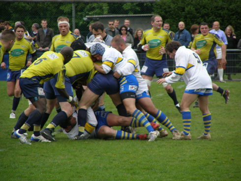 Baston négocie le ballon avec l'aide de son paquet d'avants. Thomas va pouvoir relancer... 